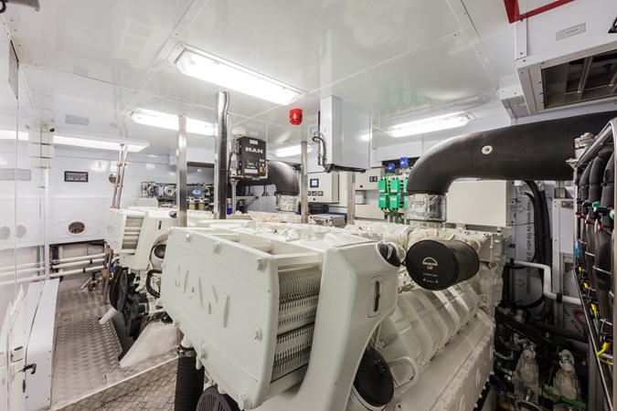 DREAMLINE 28 ENGINE ROOM
