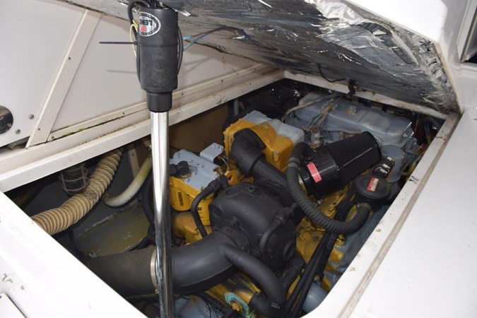 Engine hatch lift port side