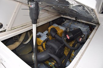 Engine hatch lift port side