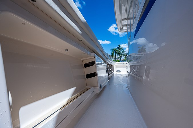 45_grady_white_cockpit_13