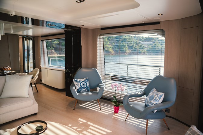 Tamusia main saloon view to starboard