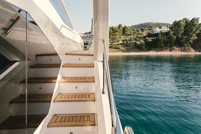 Tamusia starboard side gangway going to the foredeck