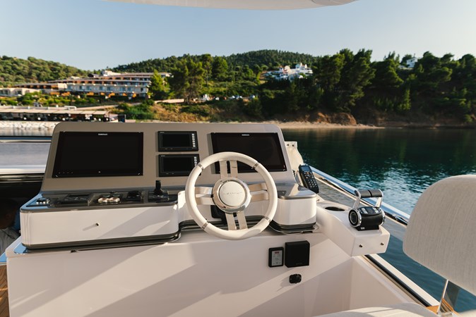 Tamusia steering position flybridge