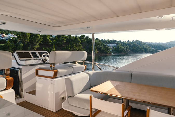 Tamusia flybriidge starboard side