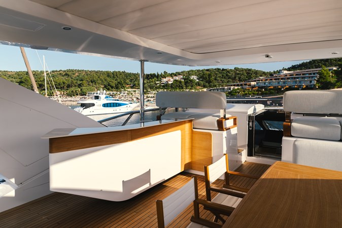 Talusia flybridge port side