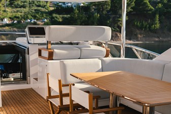 Tamusia flybridge starboard side