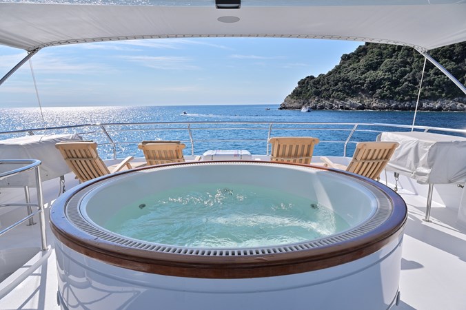 CLARITY sun deck Jacuzzi