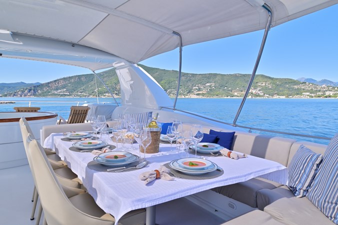 CLARITY sun deck dining