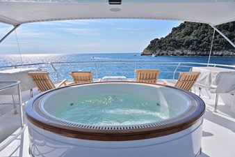 CLARITY sun deck Jacuzzi
