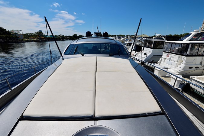72 PERSHING 2009 BOW SUNBED