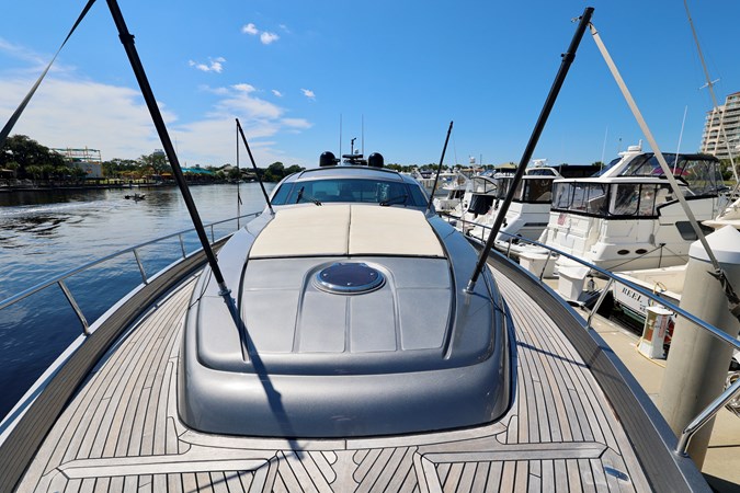72 PERSHING 2009 BOW WITH CANOPY POLES