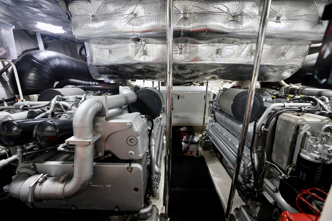 72 PERSHING 2009 ENGINE ROOM