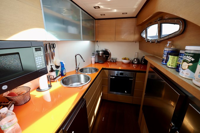 72 PERSHING 2009 GALLEY