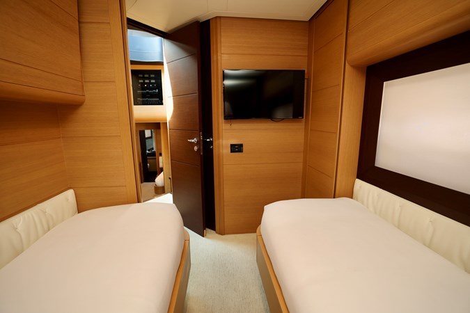 72 PERSHING 2009 GUEST CABIN 2