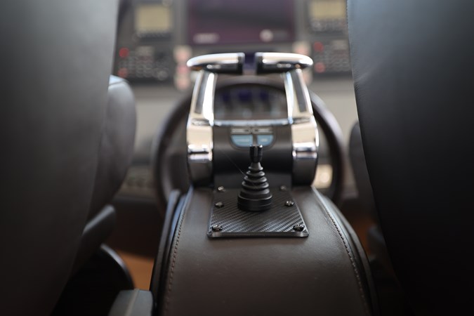 72 PERSHING 2009 HELM CONTROLS