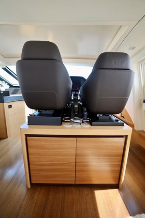 72 PERSHING 2009 HELM SEATS