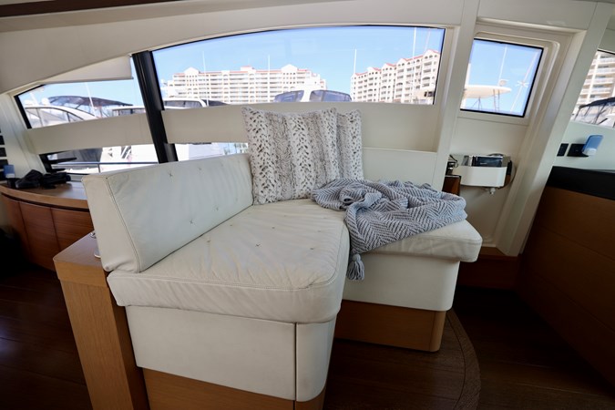 72 PERSHING 2009 HELM SOFA