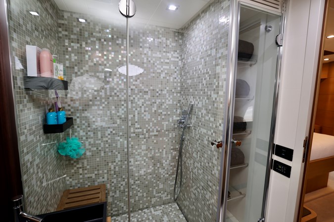 72 PERSHING 2009 MASTER SHOWER
