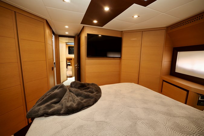 72 PERSHING 2009 VIP CABIN 2