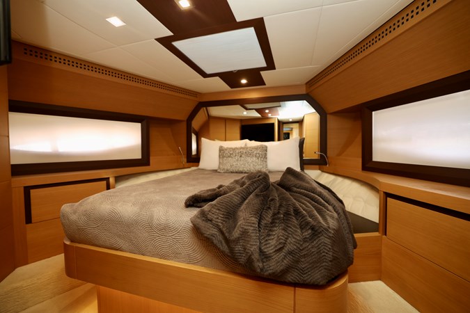 72 PERSHING 2009 VIP CABIN
