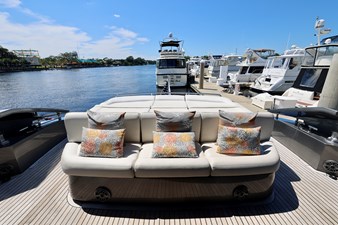 72 PERSHING 2009 AFT SEATING