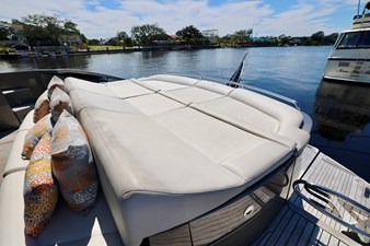 72 PERSHING 2009 AFT SUNBED