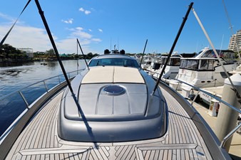 72 PERSHING 2009 BOW WITH CANOPY POLES