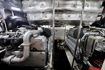 72 PERSHING 2009 ENGINE ROOM