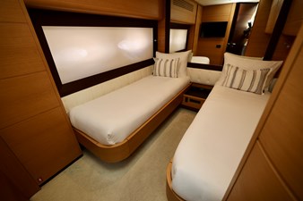 72 PERSHING 2009 GUEST CABIN