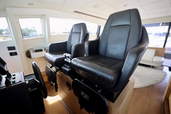 72 PERSHING 2009 HELM SEATS 2