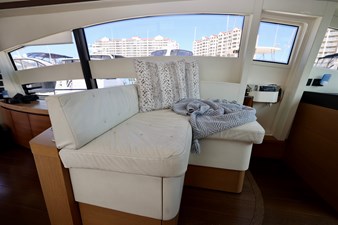 72 PERSHING 2009 HELM SOFA