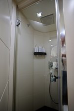 72 PERSHING 2009VIP SHOWER