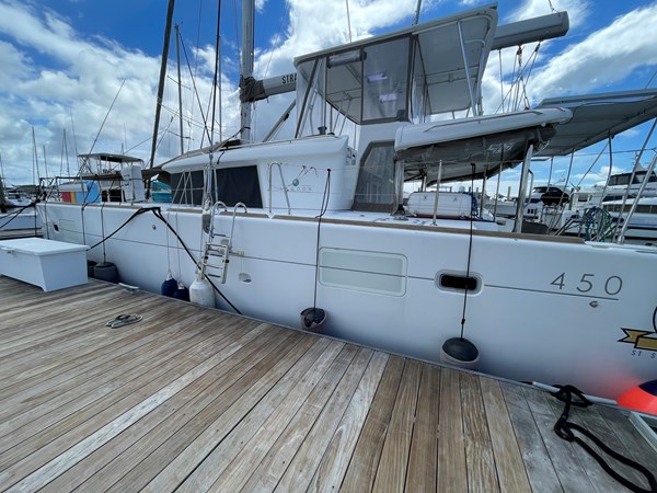 Lagoon-450 F Hull view on dockside