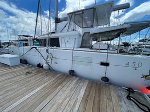 Lagoon-450 F Hull view on dockside