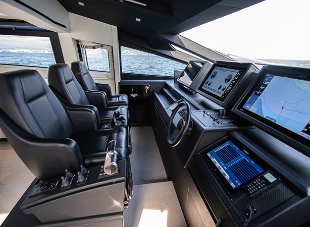 2021 Pershing 9X - Magic of Ayr - Helm