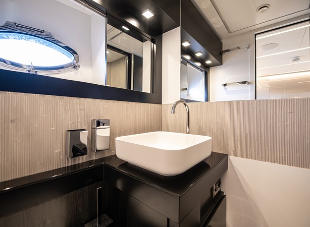 2021 Pershing 9X - Magic of Ayr - Port Guest Ensuite