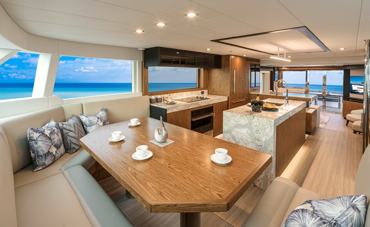 Horizon V68-612 country kitchen with table.