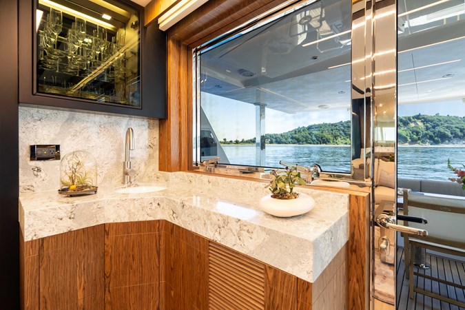 Horizon V68-Hull 12 salon aft bar.