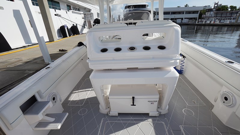 Intrepid 40' 2021 Aft Deck