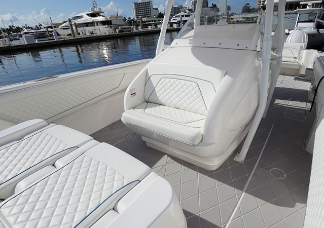 Intrepid 40' 2021 ' Bow Lounge