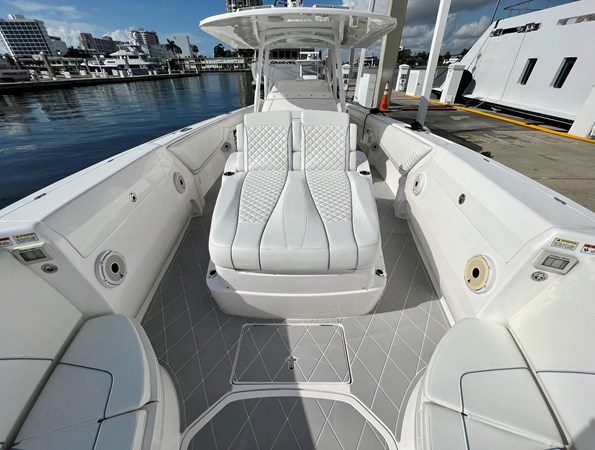 Intrepid 40' 2021 Bow Lounge