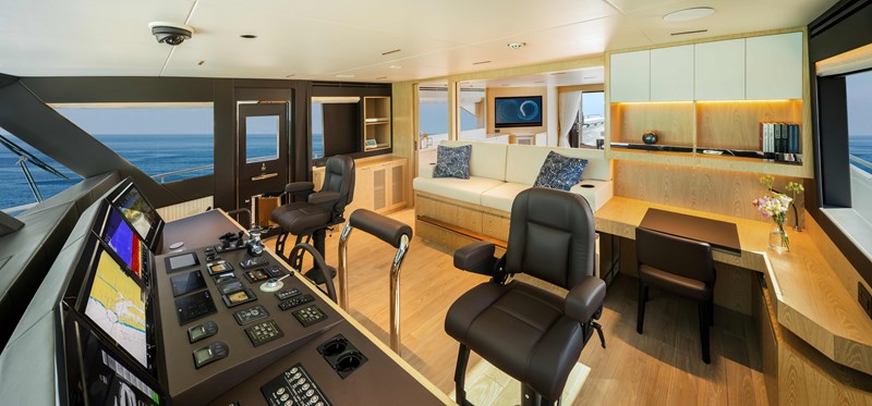 Horizon FD110 Hull 7 helm with Captains Desk.