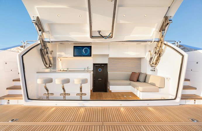 Horizon FD110 Hull 7 Beach Club with bar.