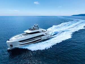 Horizon FD110 Hull 7 cruising over th eopen ocean