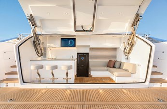 Horizon FD110 Hull 7 Beach Club with bar.