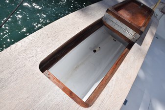 Transom livewell or fishbox