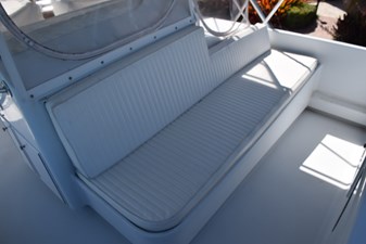 Flybridge forward lounge