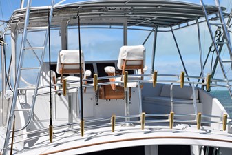 \Flybridge with rod storage on aft railings