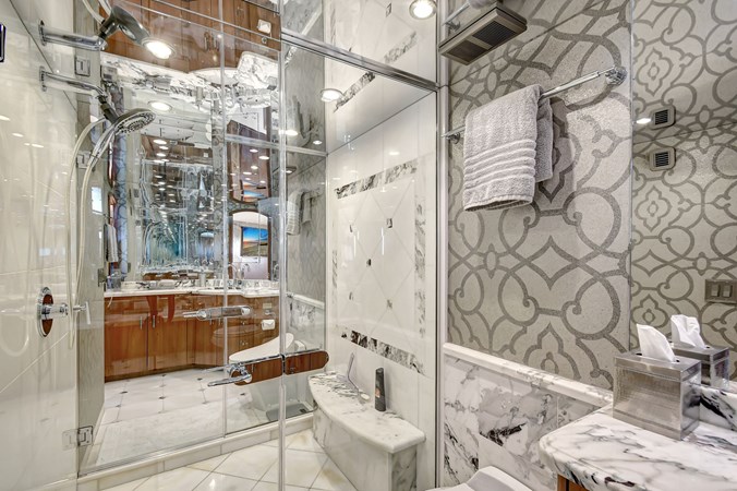 026 Lower Deck Midship Master Ensuite 01