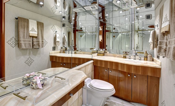 031 Lower Deck Forward VIP Head 02